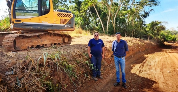 Prefeito Alex Berto visita obras de terraplanagem na Av. Beira Rio em Rosário Oeste.