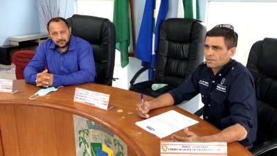 Prefeito Alex Berto assina Projeto com Presidente da Câmara de demais vereadores na Câmara Municipal.