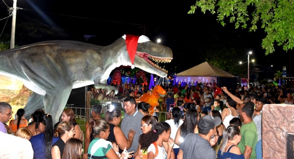 Prefeitura de Rosário Oeste trouxe Exposição Vale dos Dinossauros e fez a alegria da população na praça Manoel Loureiro