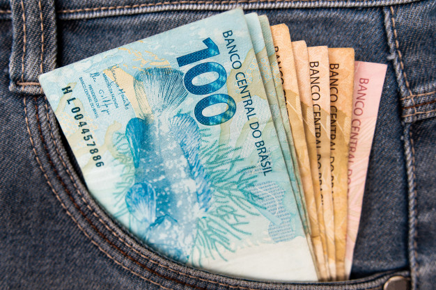 dinheiro brasileiro no bolso da calca jeans conceito de financas moeda brasil 250479 27