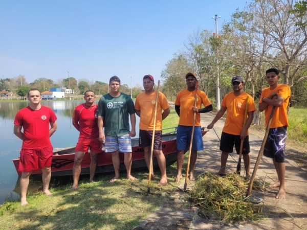 Brigadistas do município de Rosário Oeste realizam limpeza nos lagos do parque Zezé Balduíno.