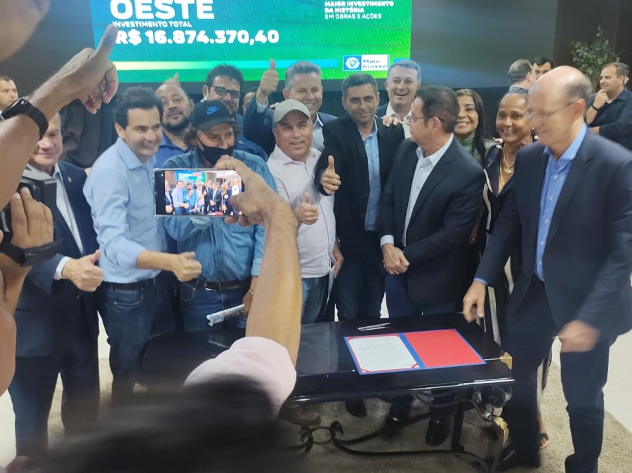 Prefeito de Rosário Oeste Alex Berto participa de assinatura de ordem de serviço em Cuiabá