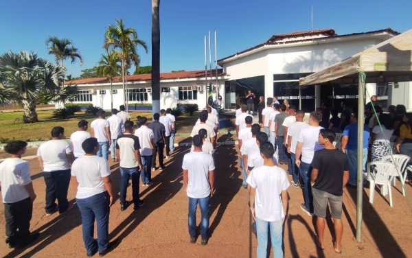 100 jovens dispensados do serviço militar prestaram juramento à bandeira e receberam CDI em Rosário Oeste