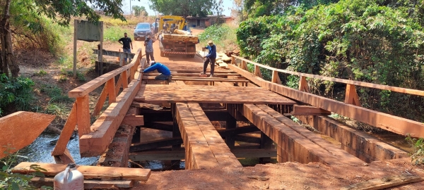 Prefeitura Municipal de Rosário Oeste recupera ponte de madeira sobre o córrego Ribeirão Cutia.