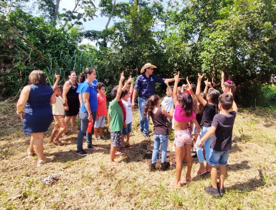 Prefeito Alex Berto e Alunos participam de plantio de árvores próximo a nascente do Ribeirão Cotia