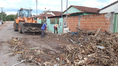 Prefeitura de Rosário Oeste continua com a limpeza da cidade