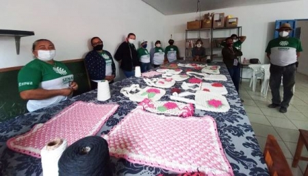 Prefeitura faz encerramento do curso de crochê no Distrito Bauxi em Rosário Oeste
