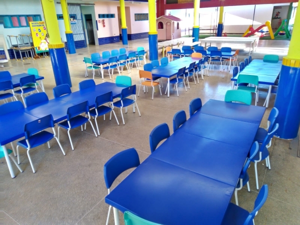 Prefeito Alex Berto entrega novas mesas de refeitórios para Creche Municipal.