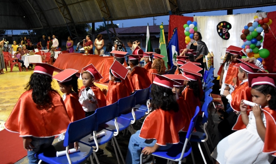 Formatura do Pré II da extensão da Escola Quintina Maria de Oliveira na escola 25 de junho