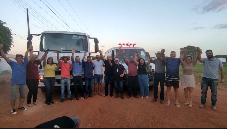 Prefeito Alex Berto e a Vice-prefeita Mary Borges juntamente com Vereadores entregam um novo caminhão de coleta de lixo e mais uma nova ambulância para Rosário Oeste.