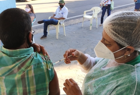 Prefeitura vacina idosos de 65 a 69 anos de idade da Zona Rural de Rosário Oeste
