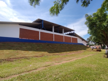 Prefeitura de Rosário Oeste realiza plantio de grama no entorno do Ginásio de Esporte Municipal.