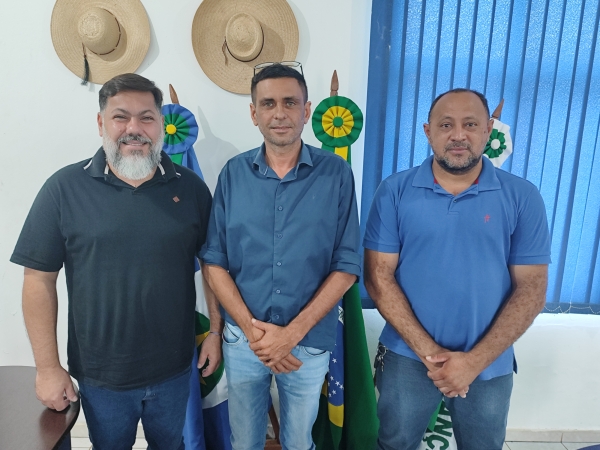 Prefeito Alex Berto recebe Presidente da Câmara Municipal, Vereador Flávio Loureiro e Vereador Amilson da Distribuidora em seu gabinete.