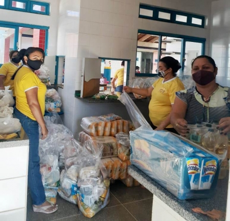 Prefeitura de Rosário Oeste entregou kits de alimentação escolar para escolas municipais.