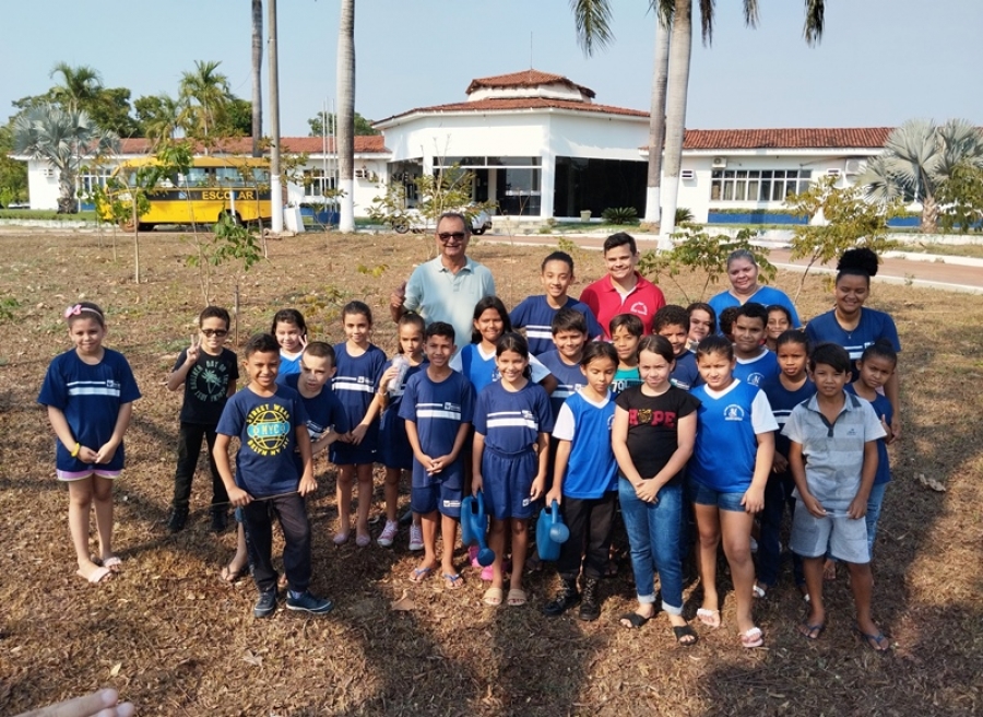 Alunos da Escola Municipal Sandra Malheiros fizeram irrigação de plantas em frente a prefeitura de Rosário Oeste
