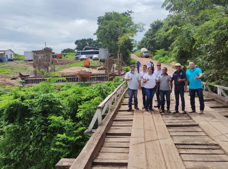 Prefeito Alex visita obras da tão sonhada ponte de concreto sobre o Rio Arruda, no Pindaíval